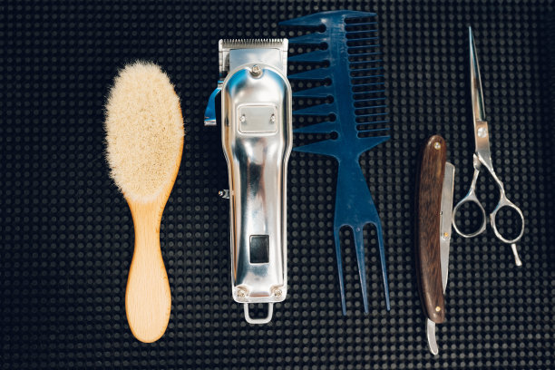 理发店的桌子上放着理发工具。图片下载