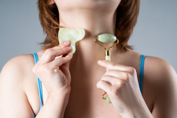 滚筒式按摩器和水粉画刮刀，面部按摩和提升图片下载