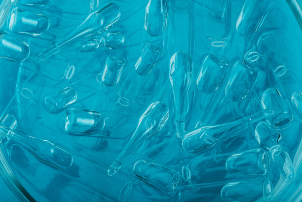 注射用医用玻璃安瓿瓶。药是以壶腹中的水溶液为液体氯化钠。关闭了。瓶安瓿多色。图片下载