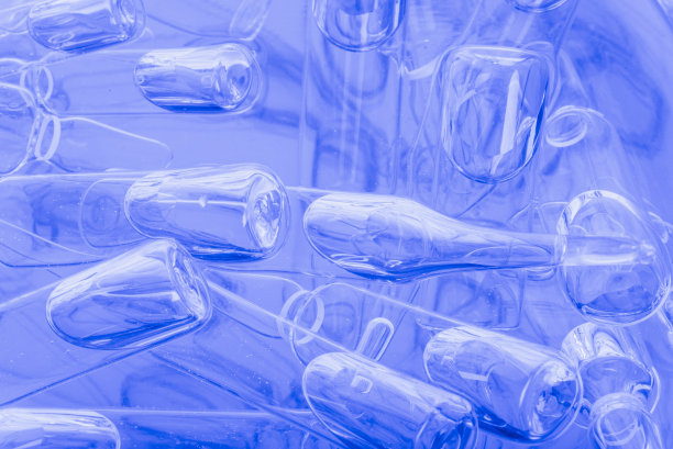 注射用医用玻璃安瓿瓶。药是以壶腹中的水溶液为液体氯化钠。关闭了。瓶安瓿多色。图片下载