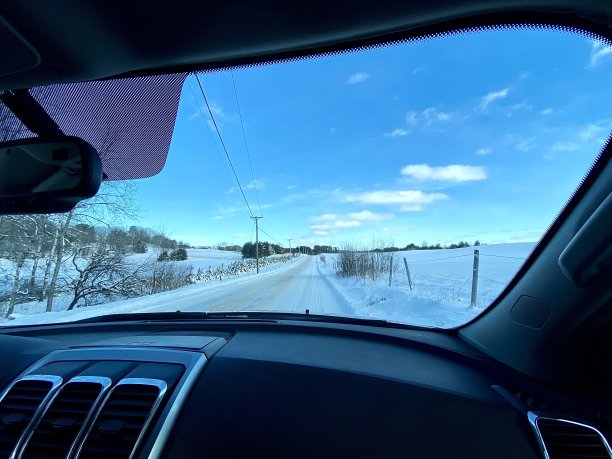 美丽的蓝色冬季公路透过车窗进行公路旅行。图片下载