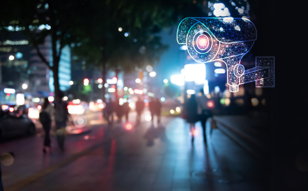 安全技术的概念。虚拟现代闭路电视摄像头在低聚风格的墙上与人在城市中行走图片下载