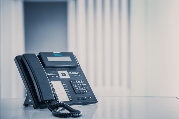 沟通支持，呼叫中心和客户服务帮助台。电话键盘上的VOIP耳机。图片下载