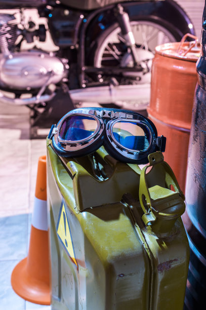 车库里的一罐汽油上放着摩托车眼镜图片下载