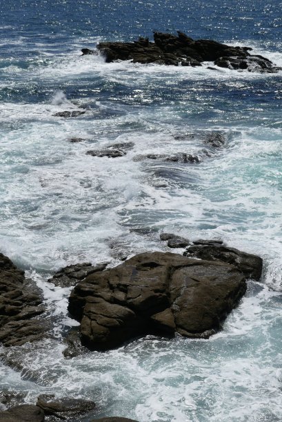 浪花拍打着岩石图片下载