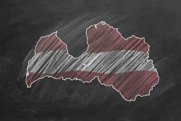 拉脱维亚。地图与旗帜，手绘粉笔插图图片下载