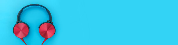 蓝色的旗帜。蓝色背景上的红色耳机。极简简单的照片耳机与复制空间。红色dj耳机孤立在柔和多彩的背景，平躺顶视图。音乐的概念图片下载