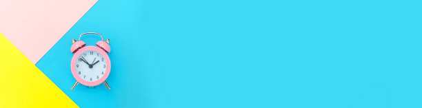 响双铃经典闹钟孤立在蓝黄粉彩色几何背景。休息小时，生活时间，早安，晚安，醒来，清醒的概念。平放俯视图拷贝空间图片下载