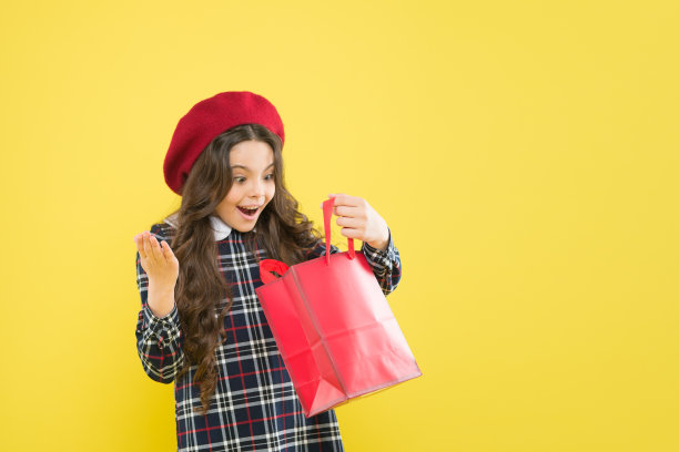 “黑色星期五”。销售折扣。购物的一天。小法国女士喜欢购物。生日的女孩。最受欢迎的品牌最热门的趋势。拿着购物袋的女孩。探索时尚产业。购物和购买图片下载