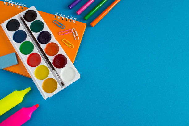 蓝色背景上是学校文具。前视图。副本的空间。图片下载