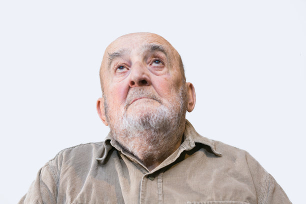 老人孤立地看着上面的白色背景图片下载