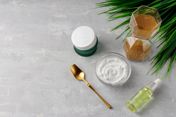 将水解胶原蛋白粉放在玻璃杯中，背景为浅色。乳霜中的天然化妆品添加剂。健康的生活方式的概念。副本的空间。图片下载