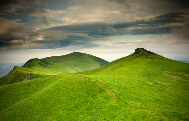 夏天的一天，在深不可测的山峦下布满了白云图片下载
