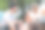 夏季露营在山上，以云杉林为背景。后景一群游客围坐在篝火旁休息，享受帐篷附近的新鲜空气。全家欢度假期，一起玩。图片下载