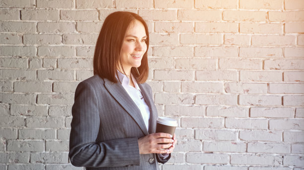 微笑的公司经理在衬衫和服装喝咖啡图片下载