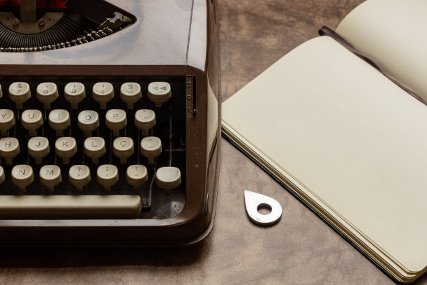 带笔记本的书写机图片下载