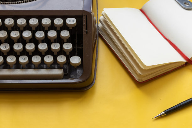 带笔记本的书写机图片下载