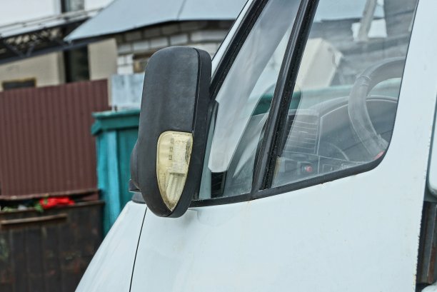 一个大的黑色封闭塑料汽车镜图片下载