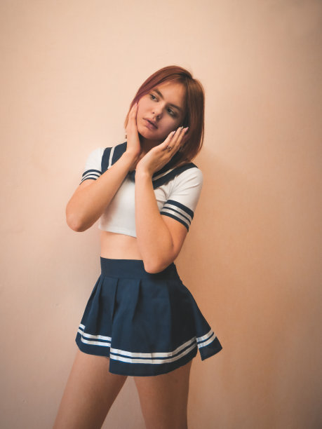 一个年轻的红头发的橄榄球队拉拉队长图片下载