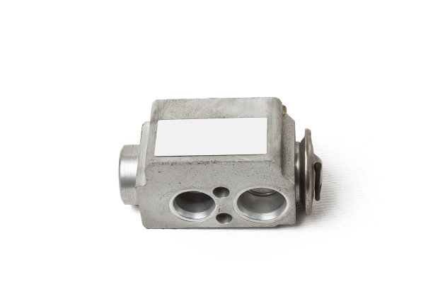 汽车空调调节阀用于调节气候控制系统中的压力，在白色隔离背景上。备件目录。图片下载