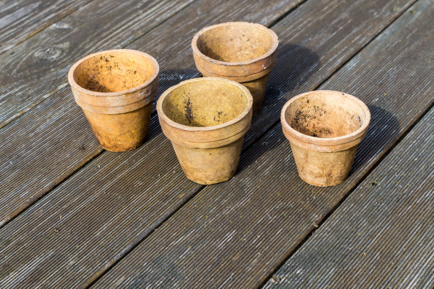 旧花盆在花园里图片下载