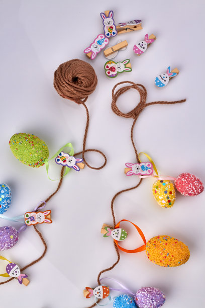 垂直拍摄的斑驳的复活节彩蛋与线。图片下载