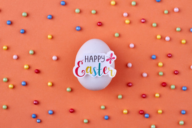 鸡蛋和快乐的复活节愿望。图片下载