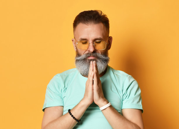 一个男人的肖像，他交叉双臂祈祷，祈求怜悯和同情图片下载