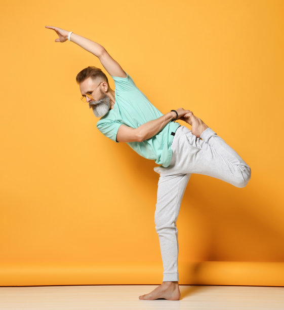 成熟的男人练习舞王瑜伽姿势图片下载