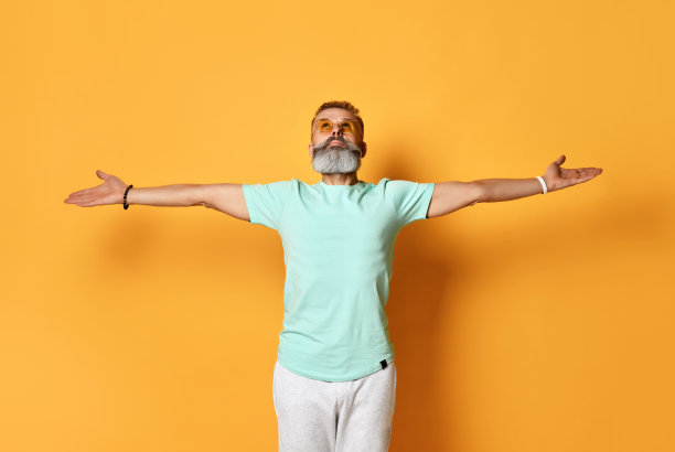 潮男在进行体育运动时，双臂伸开，向上看图片下载