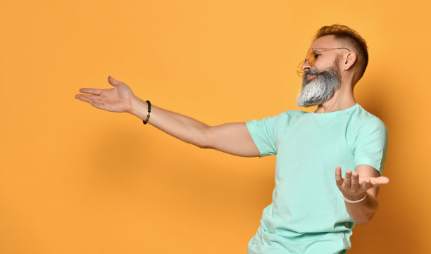 留着胡子的资深潮人对折扣很满意，伸开双臂图片下载