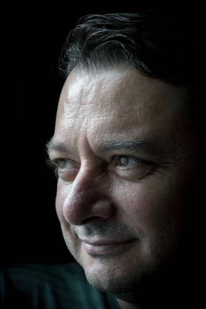 面露忧郁的中年男子肖像图片下载