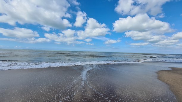云和海滩，晴天，大海图片下载