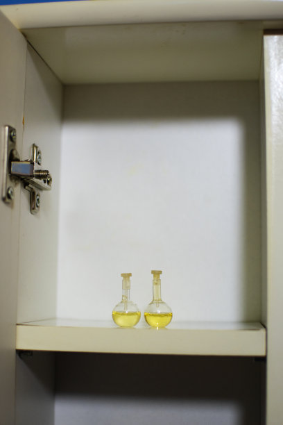 家用浴室架子上的矿物按摩油玻璃瓶图片下载