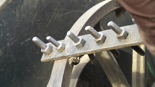 铁螺母或螺栓特写。脱粒机装有长铁螺栓视图。农业的概念。图片下载