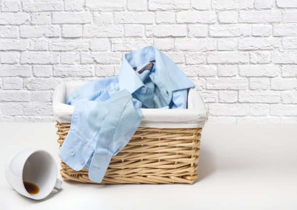 在桌子上的篮子里有污点的脏衬衫图片下载