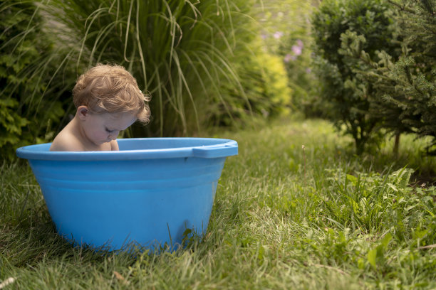 夏天，婴儿在花园里洗澡图片下载