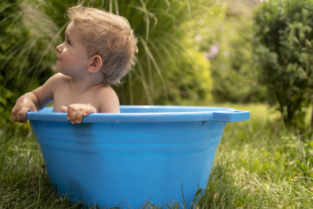夏天，婴儿在花园里洗澡图片下载