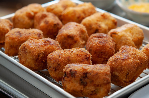 自制丸子在铝制托盘上精心烹制的特写照片。厨房的一个场景。日本。图片下载