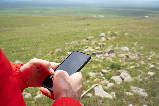 在大自然中，人类正在通过电话阅读新闻图片下载