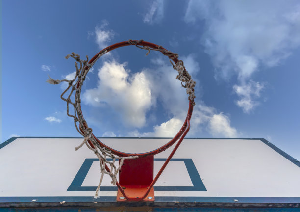 篮球环与蓝天背景。底部视图。副本的空间。图片下载