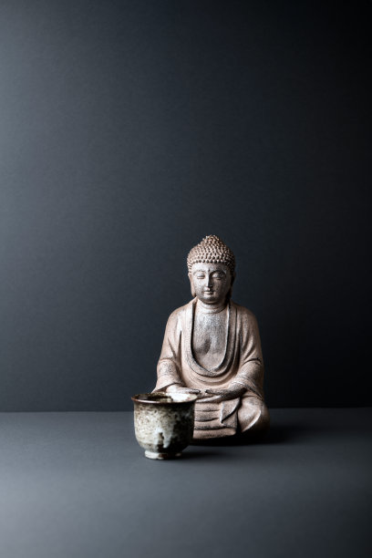 沉思佛像在纸的背景。副本的空间。图片下载