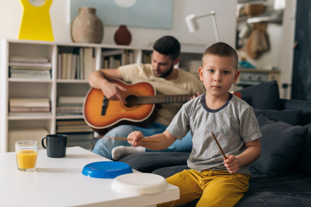 父亲和儿子在家里玩图片下载