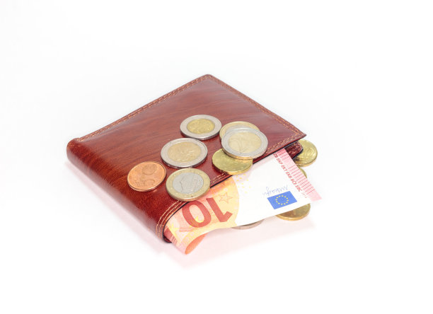 欧元硬币躺在一个钱包里，孤立的物体图片下载