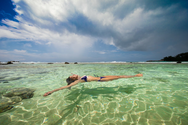 漂浮在塞舌尔群岛上。图片下载