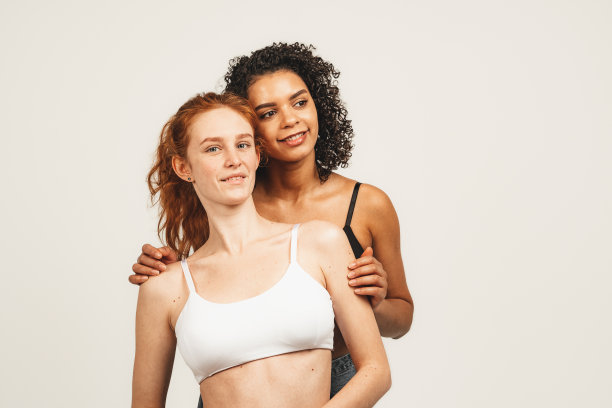 照片的自然多种族妇女，身体积极。女性主义女性穿着内衣微笑，看起来很开心，在白色的背景下孤立。概念自然美和女孩的力量图片下载