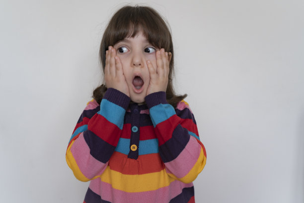 奇怪的孩子图片下载