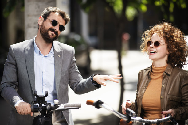 微笑的男人和女人在户外聊天。库存图片图片下载