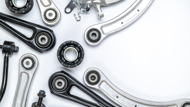 汽车服务。白色背景上的汽车机械备件或汽车零件。一套新的金属汽车零件。带文本空间的维修和车辆服务。图片下载