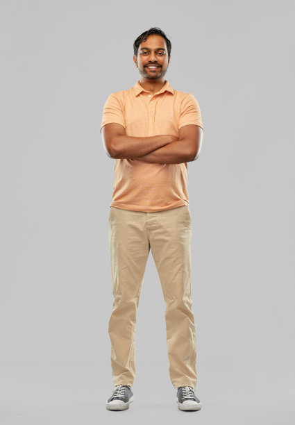 一个快乐微笑的印度年轻人的肖像图片下载